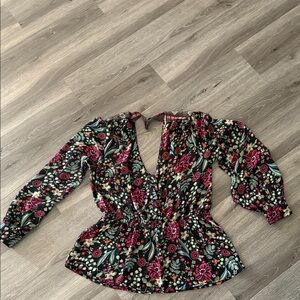 Gimmicks by BKE Floral V-Neck Blouse - Black and Pink